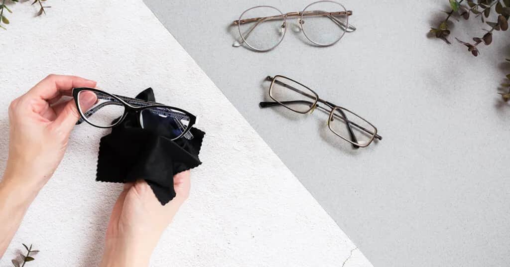 Jak czyścić okulary fotochromy, aby uniknąć zarysowań i uszkodzeń