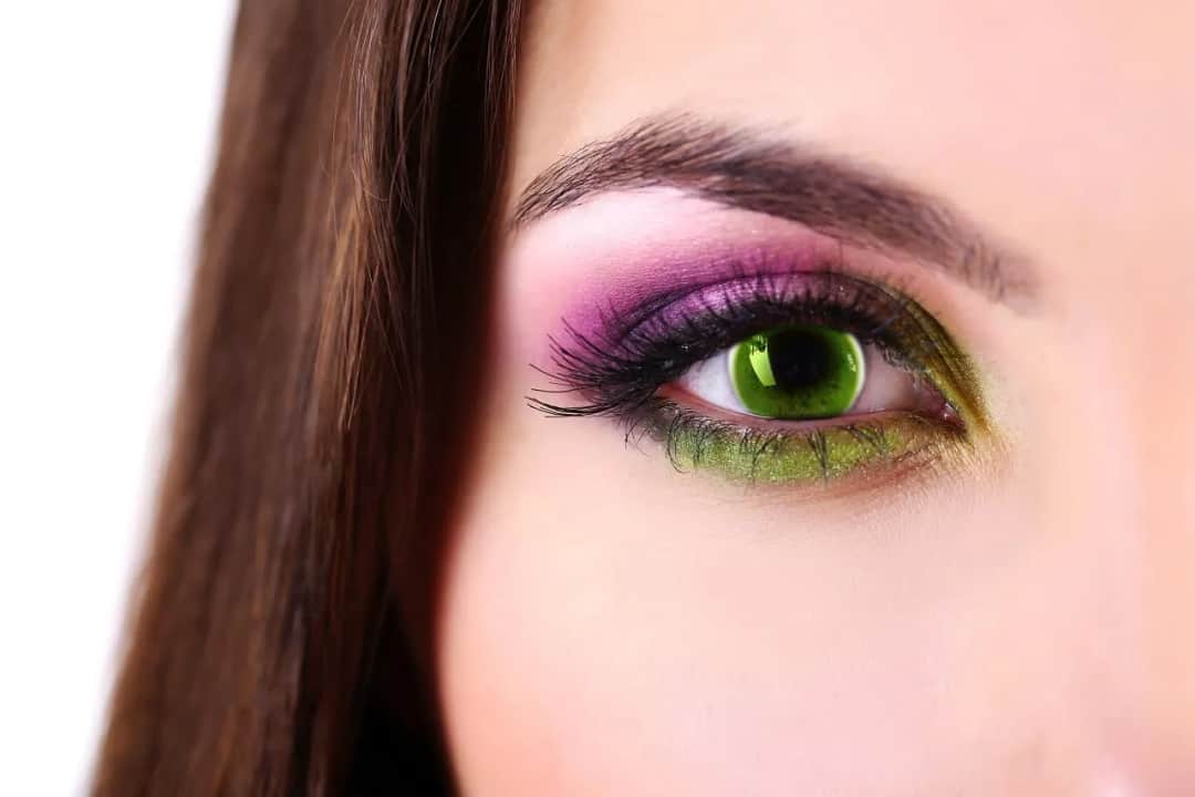 Czy soczewki zmieniają kolor oczu? Odkryj prawdę i fakty